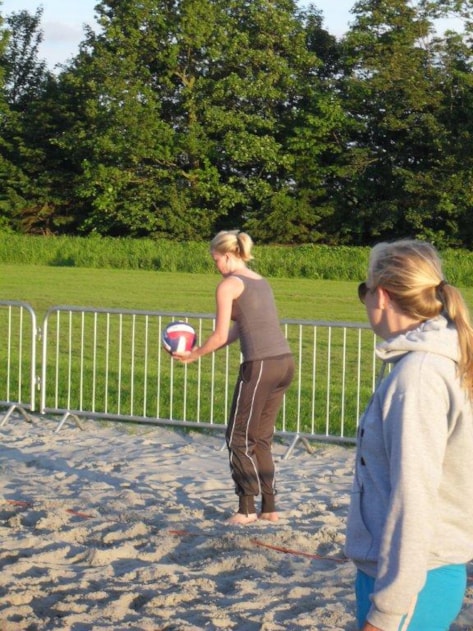 Kelly Blom tijdens de beachvolleybaltraining op donderdagavond op beachvolleybalclub de zandbak