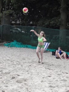 Kim serveert