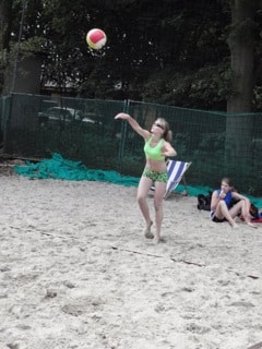 Kim serveert