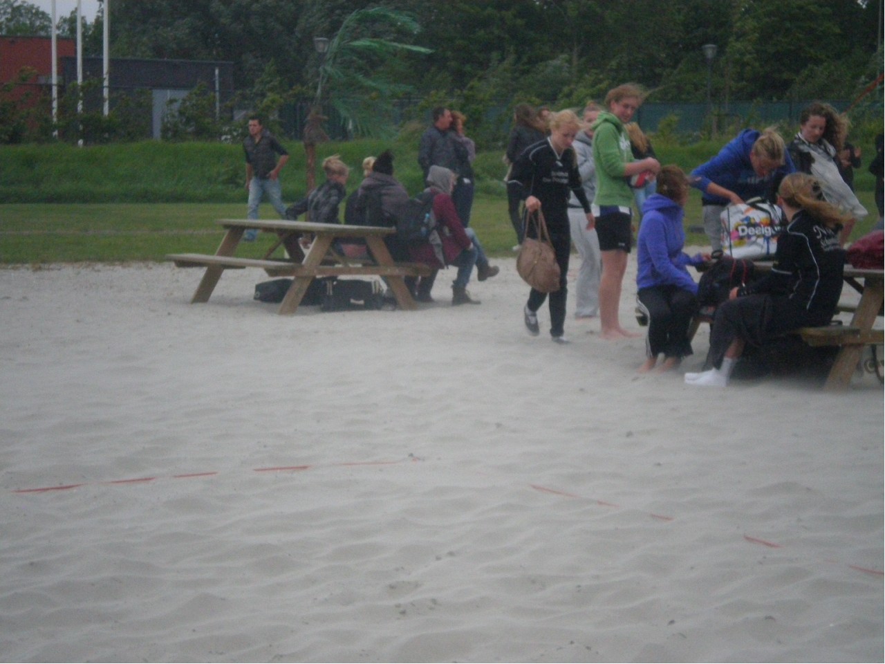 Wind en regen teisteren sportweek teams bij het  beachvolleybal