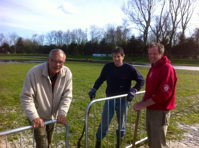 Bouwploeg hard aan het werk met het plaatsen van de hekken bij Beachvolleybalvereniging de Zandbak