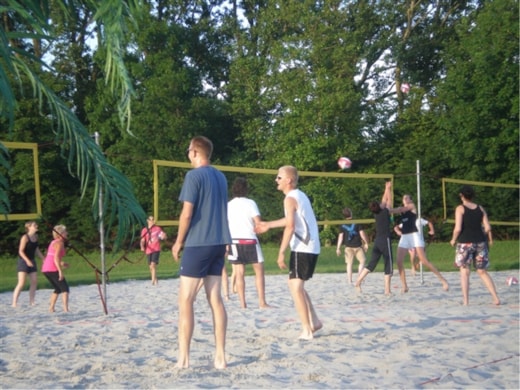 Beachvolley spelen op de beachvolleybalvelden van beachvolleybalvereniging de Zandbak uit Tuitjenhorn en Warmenhuizen